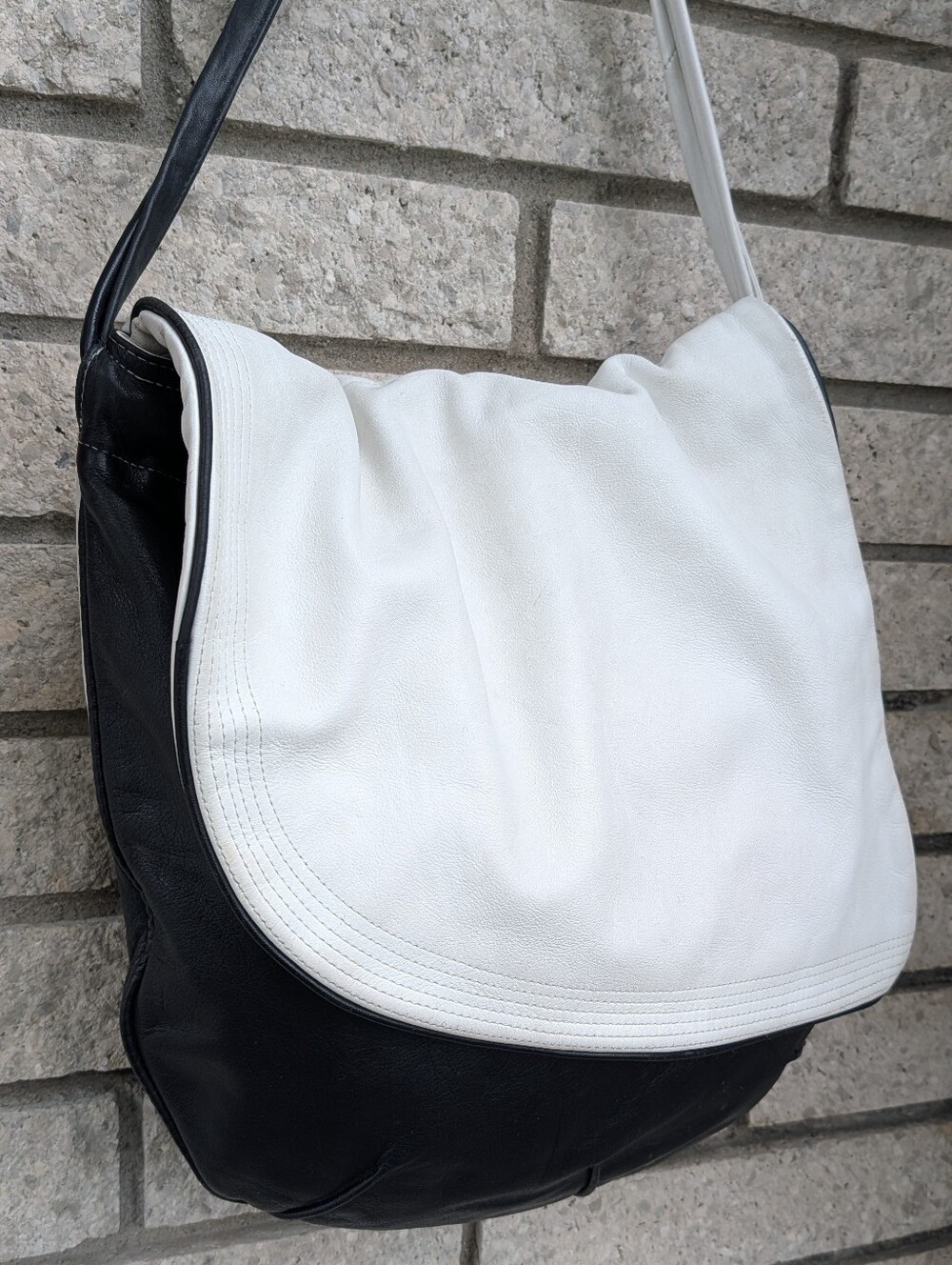 VTG Brio! Black & White Leather Shoulder Bag 70s Style Two Zippers Flap Close